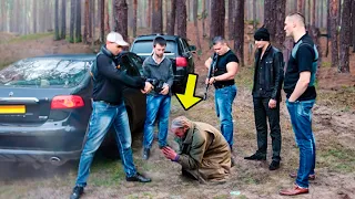 Bandidos Atacan A Anciano En Su Granja. ¡Ellos No Sabían Que No Estába Solo, Entonces Esto Sucede!