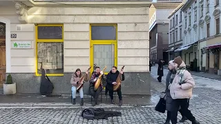 Ти ж мене підманула - Українська народна пісня в центрі Львова під час війни