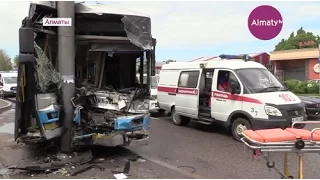 Крупное ДТП с участием внедорожника и пассажирского автобуса произошло в Алматы (11.05.17)