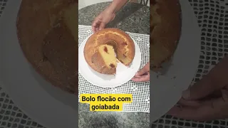 BOLO DE FLOCÃO COM GOIABADA