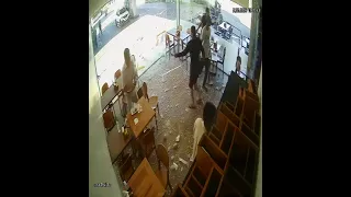 Vídeo mostra momento em que carro invade delicatessen em Aracaju