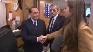 Berlusconi alla reporter Bbc: "Se stringi così forte la mano nessuno ti sposerà mai"