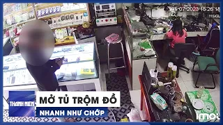 Kẻ gian vào tiệm điện thoại, mở tủ trộm đồ nhanh như chớp