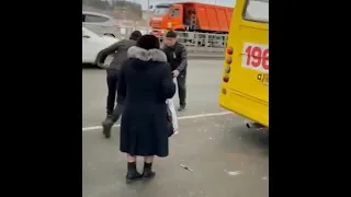 В Екатеринбурге многонационалы устроили драку посреди дороги.