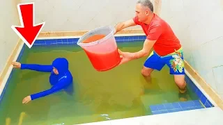 POOL in SLİME PRANK! KOCAMAN Kova Dolusu SLİME'I And Ketchup Havuzun İçinde Kerem Kafasına ÇAKTIK 12