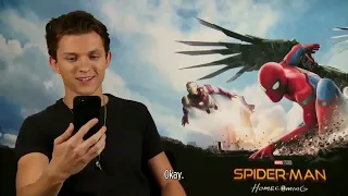 Robert Downey Jr. Tom Holland'ı Röportajın Ortasında Görüntülü Arıyor! (Türkçe Altyazılı)