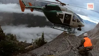 Impresionante maniobra de helicóptero de carabineros en la montaña