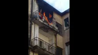 Incendio in un cortile di  piazza Garibaldi. Dove vivono tutti extracomunitari.