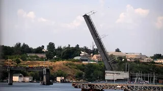 У Миколаєві сьогодні розвели три мости