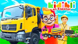 Los niños descubren los camiones de construcción | Los niños juegan a fingir ⛑ Kidibli