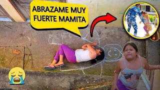 Dibujaba a su madre en el piso para no sentirse sola, intenta no llorar 😭