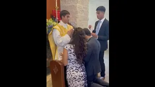 Bendición sacerdote a sus padres