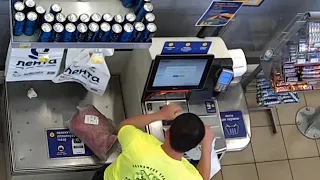 Мясник тырил мясо из своего супермаркета. Real video