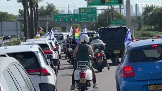 שיירת רכבים מפגינים בדרך לנתב"ג