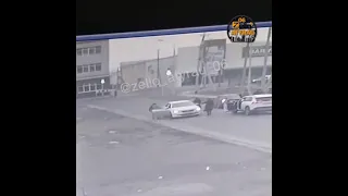 В Атырау пешеход бросился на машину