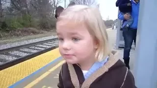 Девочка|радуется|поезду
