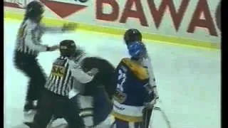 Guiseppe Mion (VSV) vs. Gary Venner (WEV) Eishockey Schlägerei