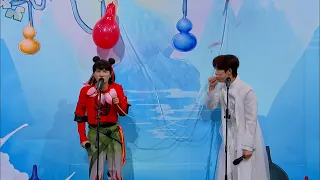 周深、张凌赫边唱歌边吹气球，周深：我唱歌这么难听吗？