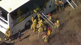 Charter bus with 33 children on board crashes on 118 Fwy. in Simi Valley I ABC7