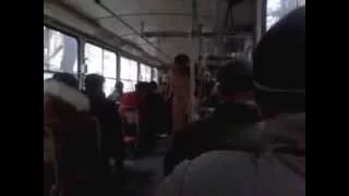 Цыганка в трамвае поёт песню про маму "Только мама"
