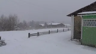 Валит снег! А снег не знал и падал.