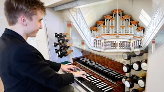 'Prelude in C Major' on one of the most interesting Pipe Organs - J. S. Bach played by Paul Fey