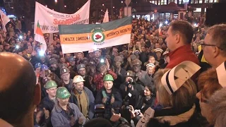 Race, petardy, kilka tysięcy osób. Górnicy protestują w Gliwicach