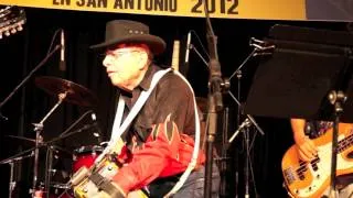 Mingo Saldivar y Los Cuatro Espadas performing Crazy Arms