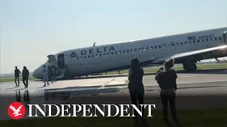 Moment Delta flight completes emergency landing without front landing gear