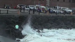 Surfer and surfboard get smashed on rocks under Golden Gate Bridge