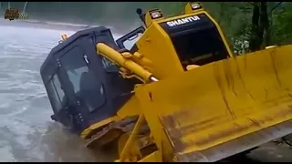 ТРАКТОРИСТ от Бога 80 уровень Трактор преодолевает водную преграду Tractor stuck in mud