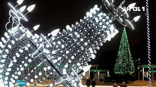 Челябинск Новогодний: огромные настольные лампы со скамейками и светящиеся качели на улицах