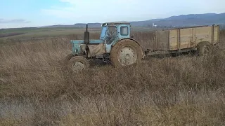 Т 40 с приводным прицепом в весняной грязи.