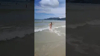 Девушка вырубилась от счастья, когда приехала на море в Таиланде