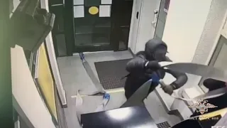 В Москве полицейские задержали подозреваемых в попытке кражи денег из банкомата