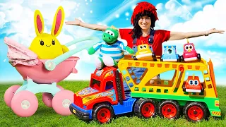 ¡Los juguetes de peluche juegan con Carros Mocas! Coches de juguete para niños. Mamá de Lucky