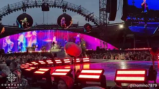 Chris Martin Recognises Fan Mid-Song