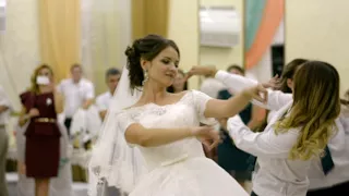 Саша и Лена - танец в подарок жениху от невесты и подруг