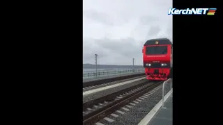 Тестовый проезд пассажирского поезда по Крымскому мосту