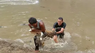 FISHING NET VIDEO - TRADITIONAL CAST NET FISHING IN RIVER