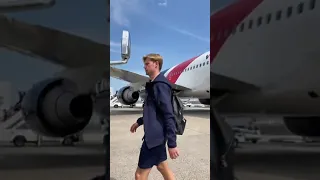 Frenkie de Jong se baja del avión del Barça a su llegada a New York / FCB