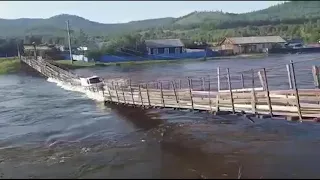 Наводнение. Третья волна. Мост провалился под машиной в селе Урюм.