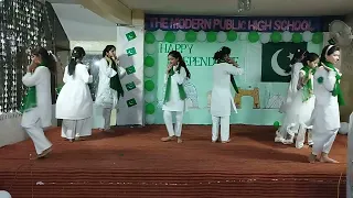 Charta suraj hai apna Pakistan (Beautiful performance by 5th class from girls section)