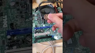 removing a CMOS battery from a running PC #shorts