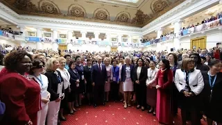 Участницы Евразийского женского форума захотели селфи с Владимиром Путиным
