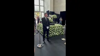 Весь мир прощается с Юрой Шатуновым! Все белые розы сегодня для него!!! 😭👏🏻👏🏻👏🏻 #ЮраШатунов