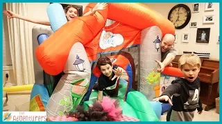Family Fun Last To Leave Bounce House Wins! / That YouTub3 Family  The Adventurers