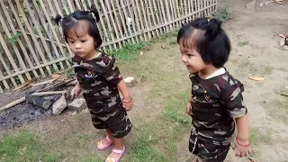 Twins kejar kupu-kupu