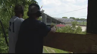 Indy 500 fans gets creative to watch race from treetop