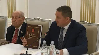 Бочаров презентовал книгу о 80 почетных гражданах Волгограда и области